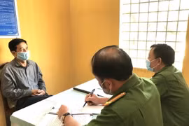 Phan Thanh Hữu, kẻ cầm đầu đường dây buôn lậu, sản xuất xăng dầu giả tại cơ quan công an. (Ảnh: TTXVN phát)