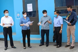 Bí thư Tỉnh ủy Bắc Ninh Đào Hồng Lan kiểm tra phương án phòng chống COVID-19 tại Công ty TNHH Sản xuất Biel Crystal Việt Nam, khu công nghiệp VSIP, thị xã Từ Sơn, tỉnh Bắc Ninh. (Ảnh: Thái Hùng/Vietnam+)
