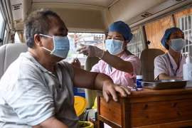 Nhân viên y tế tiêm vaccine ngừa COVID-19 cho người dân tại Quảng Đông, Trung Quốc. (Ảnh: THX/TTXVN)