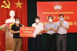 Ủy ban MTTQ Việt Nam tỉnh Ninh Bình tiếp nhận ủng hộ từ doanh nghiệp trên địa bàn. (Ảnh: Đức Phương/TTXVN)