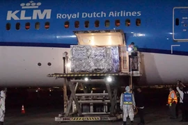 Lô vaccine AstraZeneca ngừa COVID-19 theo cơ chế COVAX được vận chuyển tới sân bay quốc tế Ninoy Aquino ở Manila, Philippines ngày 4/3/2021. (Ảnh: AFP/TTXVN)