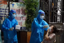 Lấy mẫu xét nghiệm sàng lọc COVID-19 cho người dân thành phố Phủ Lý, Hà Nam. (Ảnh: Thanh Tuấn/TTXVN)