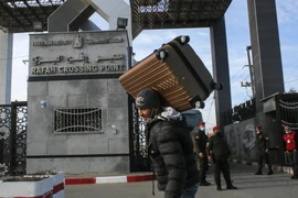 Người dân Palestine đi qua cửa khẩu Rafah ở khu vực biên giới phía Nam Dải Gaza, giáp Ai Cập ngày 9/2/2021. (Ảnh: AFP/TTXVN)