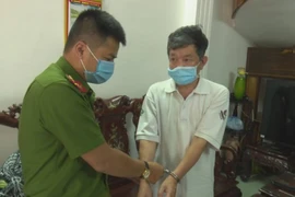 Lực lượng công an bắt giữ ông Nguyễn Văn Vọng, nguyên Giám đốc Công ty càphê Ea Sim. (Nguồn: sggp.org.vn)