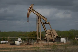  Một cơ sở khai thác dầu ở Cotulla, bang Texas (Mỹ). (Ảnh: AFP/TTXVN)