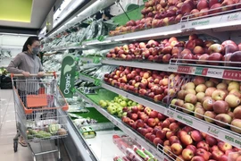 Người tiêu dùng chọn mua rau củ quả tại siêu thị ở Thành phố Hồ Chí Minh. (Ảnh: Mỹ Phương/TTXVN)