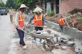 Cải tạo hạ tầng giao thông đường tỉnh 292 quy mô theo tiêu chuẩn đường cấp III đồng bằng. (Ảnh: Danh Lam/TTXVN)