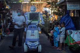 Ông Aseyanto vận hành robot Delta mà ông và một nhóm đã tạo ra từ các vật liệu gia dụng cũ. (Nguồn: AP)