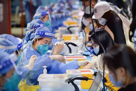 Sinh viên được tiêm chủng tại một trung tâm tiêm chủng ở Đại học Bắc Kinh. (Nguồn: Getty)