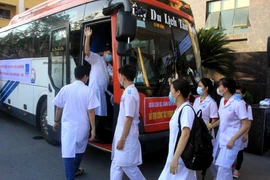  Đoàn cán bộ, sinh viên tình nguyện trường Đại học Y Dược Thái Bình lên đường nhận nhiệm vụ tham gia công tác phòng, chống dịch COVID-19 tại Bắc Giang. (Ảnh: Thế Duyệt/TTXVN)