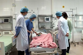 Các bác sỹ Bệnh Sản Nhi Bắc Ninh thăm khám cho bệnh nhi sau ca phẫu thuật kéo dài 4 giờ. (Ảnh: Đinh Văn Nhiều/TTXVN)