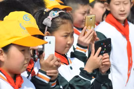 Học sinh Trung Quốc sẽ bị cấm mang điện thoại di động vào lớp. (Nguồn: China Daily)
