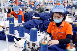Các doanh nghiệp may đang bị ảnh hưởng rất nhiều vì dịch COVID-19. (Ảnh: Trần Việt/TTXVN)