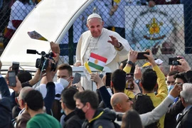 Giáo hoàng Francis vẫy chào người dân Iraq tại thành phố Arbil ngày 7/3/2021. (Ảnh: AFP/TTXVN)