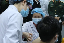 Sáng 17/12/2020, tại Học viện Quân y (Hà Nội), Bộ Y tế phối hợp với Bộ Quốc phòng, Bộ Khoa học và Công nghệ tổ chức tiêm thử nghiệm mũi vắcxin Nano Covax ngừa COVID-19 đầu tiên trên 3 người tình nguyện. (Ảnh: TTXVN)
