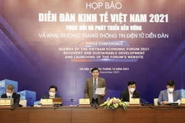 Tổng thư ký, Chủ nhiệm Văn phòng Quốc hội Bùi Văn Cường thông tin về trang thông tin điện tử diễn đàn. (Ảnh: Trần Việt/TTXVN)