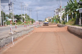 Tại công trình ĐT830, máy móc, thiết bị vẫn hoạt động trong điều kiện dịch bệnh vẫn còn diễn biến phức tạp. (Ảnh: Bùi Giang/TTXVN)