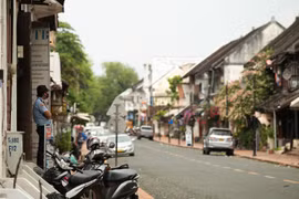 Cảnh vắng vẻ trên một đường phố do dịch COVID-19 tại Luang Prabang, Lào. (Ảnh: THX/TTXVN)