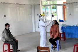 Trung tâm Y tế huyện Bình Sơn phối hợp với UBND thị trấn Châu Ổ, Quảng Ngãi tiến hành lấy mẫu xét nghiệm toàn dân sàng lọc COVID- 19. (Ảnh: Lê Ngọc Phước/TTXVN)
