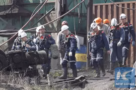 Những người thợ mỏ và lực lượng cứu hộ tại hiện trường vụ nổ khí metal ở mỏ than của công ty Skhidkarbon gần thành phố Luhansk, Ukraine ngày 26/4/2019. Ảnh minh họa. (Nguồn: Rueters)