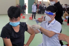 Nhân viên y tế tiêm vaccine cho các học sinh trường THPT C Bình Lục, huyện Bình Lục, Hà Nam. (Ảnh: Đại Nghĩa/TTXVN)