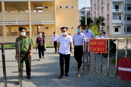 Phó Bí thư Tỉnh ủy, Chủ tịch UBND tỉnh Bạc Liêu Phạm Văn Thiều (áo trắng, đi đầu) kiểm tra tại Khu cách ly tập trung (Khu nhà ở sinh viên, Phường 1, TP. Bạc Liêu). (Ảnh: Chanh Đa/TXVN)