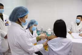 Tiêm mũi vắcxinđầu tiên ngừa COVID-19 Nano Covax nhóm liều 50mcg cho tình nguyện viên nữ tại Việt Nam. (Ảnh: Diệp Trương/TTXVN)