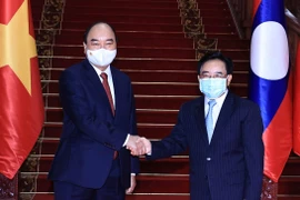 Chủ tịch nước Nguyễn Xuân Phúc hội kiến Thủ tướng Lào Phankham Viphavanh. (Ảnh: Thống Nhất/TTXVN)