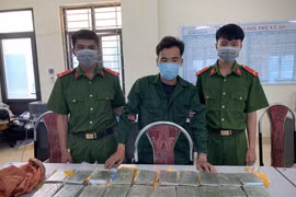 Đối tượng Phàng A Lư cùng tang vật tại cơ quan Công an. (Ảnh: TTXVN phát)