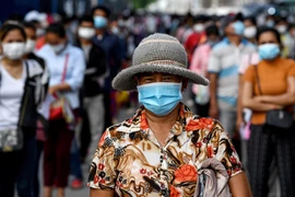 Người dân xếp hàng chờ được tiêm vaccine ngừa COVID-19 tại Phnom Penh, Campuchia ngày 31/5/2021. (Ảnh: AFP/TTXVN)
