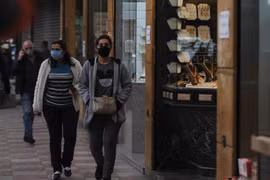 Người dân di chuyển trên phố ở Beirut, Liban ngày 30/11/2020. (Ảnh: THX/TTXVN)