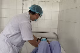 Tình trạng hiện tại bệnh nhân tỉnh táo, không sốt, không còn đau bụng, tình trạng nhiễm trùng đã cải thiện rõ, hiện đang được theo dõi và điều trị tại khoa Nội Tiêu hóa-Huyết học truyền máu. (Nguồn: laodong.vn)