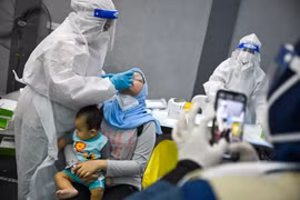 Một điểm xét nghiệm COVID-19 tại Shah Alam, ngoại ô Kuala Lumpur, Malaysia. (Ảnh: AFP/TTXVN)