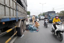 Cảnh sát giao thông xử lý tại hiện trường một vụ tai nạn. (Ảnh: Minh Trí/TTXVN)