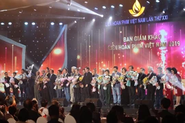 Ban tổ chức tặng hoa các giám khảo trong Liên hoan Phim Việt Nam lần thứ XXI. (Ảnh: Ngọc Sơn/TTXVN)