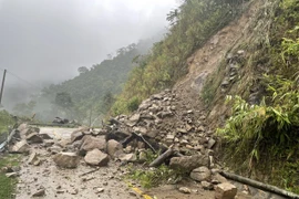 Tại huyện Kon Plông, tỉnh Kon Tum đã xuất hiện một số điểm sạt lở đá gây ách tắc giao thông. (Ảnh: TTXVN phát)