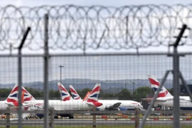 Máy bay đỗ tại sân bay London Gatwick, Anh ngày 1/5/2020. (Ảnh: AFP/TTXVN)