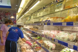 Các mặt hàng tươi sống đa dạng, phong phú tại siêu thị Co.op mart Nha Trang. (Ảnh: Phan Sáu/TTXVN)