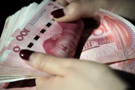 Đồng tiền giấy mệnh giá 100 Nhân dân tệ ở Bắc Kinh, Trung Quốc. (Ảnh: AFP/TTXVN)