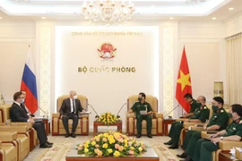 Thượng tướng Lê Huy Vịnh tiếp ông Anatoly Chaprynov. (Ảnh: Hồng Pha/TTXVN)