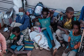 Trong ảnh: Người dân Ethiopia sơ tán từ vùng chiến sự Tigray tới lánh nạn tại một trại tị nạn ở bang Gedaref, Sudan, ngày 6/12/2020. (Ảnh: AFP/TXTVN)