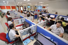 Tổng đài chăm sóc khách hàng EVN HCMC 1900545454 trên đường line 24/24. (Ảnh: Thanh Vũ/TTXVN)