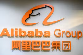 Biểu tượng của tập đoàn Alibaba tại văn phòng ở Hong Kong, Trung Quốc. (Ảnh: AFP/TTXVN)