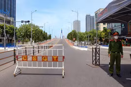 Lực lượng chức năng túc trực tại đầu cầu Sông Hàn để đảm bảo các phương tiện không được phép lưu thông qua cầu. (Ảnh: Trần Lê Lâm/TTXVN)