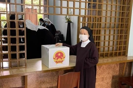 Cử tri là nữ tu Tỉnh dòng Lasan Việt Nam bỏ phiếu qua hòm phiếu lưu động tại phường Bến Nghé, Thành phố Hồ Chí Minh. (Ảnh: TTXVN phát)