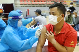 Lực lượng y tế Phú Thọ tiêm mũi 2 vaccine phòng COVID-19 cho người dân trên địa bàn thành phố Việt Trì. (Ảnh: Trung Kiên/TTXVN)