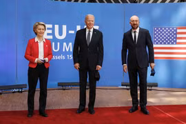 Chủ tịch Ủy ban châu Âu Ursula von der Leyen (trái), Tổng thống Mỹ Joe Biden (giữa) và Chủ tịch Hội đồng châu Âu Charles Michel (phải) tại cuộc gặp ở Brussels, Bỉ ngày 15/6/2021. (Ảnh: THX/TTXVN)