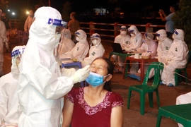 Lấy mẫu xét nghiệm cho người dân Hải Dương. (Ảnh: TTXVN phát)