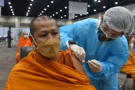 Tiêm vaccine ngừa COVID-19 cho người tu hành ở Bangkok, Thái Lan ngày 31/7/2021. (Ảnh: THX/TTXVN)