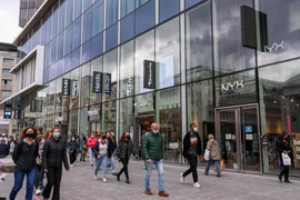 Người dân di chuyển trên đường phố tại Brussels, Bỉ, ngày 19/5/2021. (Ảnh: THX/TTXVN)